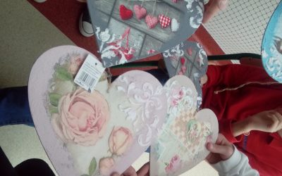 Przygotowania do szkolnego kiermaszu. Warsztaty artystyczne.